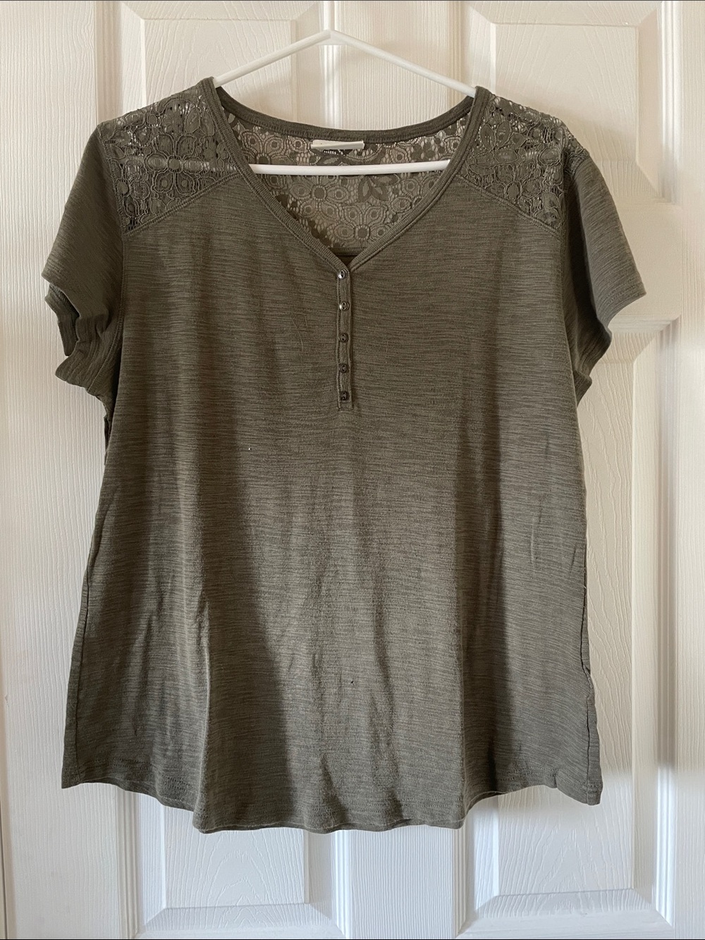 Small flaw Olive green burnout lace yoke Henley tee XL cotton